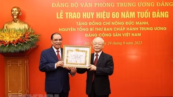 Trao Huy hiệu 60 năm tuổi Đảng tặng nguyên Tổng Bí thư Nông Đức Mạnh