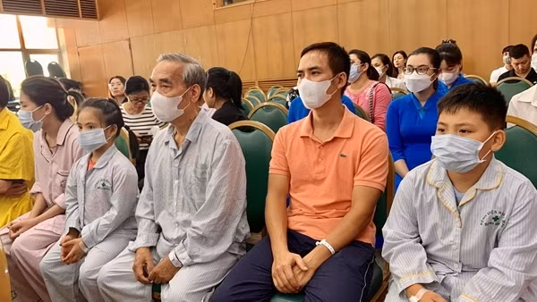 Vụ cháy chung cư mini: Hai bố con thoát chết ngoạn mục nhờ thùng nước tưới cây