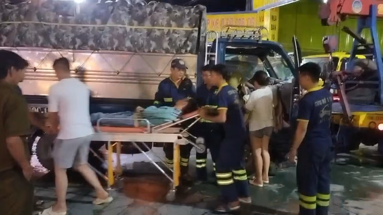 Tài xế xe tải bất tỉnh, người phụ nữ cầu cứu trên cao tốc -1