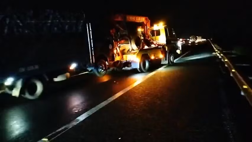 Tài xế xe tải bất tỉnh, người phụ nữ cầu cứu trên cao tốc -0