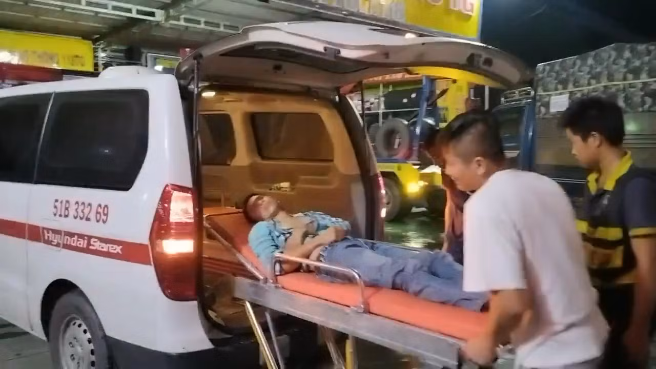 Tài xế xe tải bất tỉnh, người phụ nữ cầu cứu trên cao tốc -2