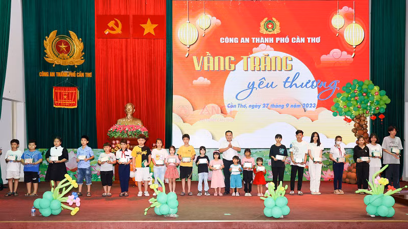Công an TP Cần Thơ tổ chức Tết Trung cho các cháu thiếu nhi mồ côi -1