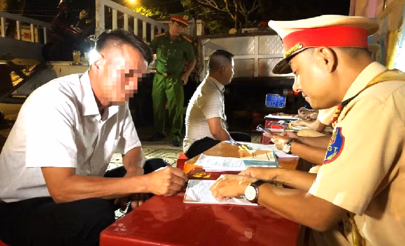 Tài xế vi phạm nồng độ cồn, dương tính với ma tuý bỏ chạy khi gặp CSGT -0