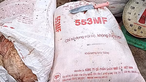 Tên Công ty C.P Việt Nam được in trên bao bì chứa hàng tấn lòng, thịt không rõ nguồn gốc tại Đà Nẵng