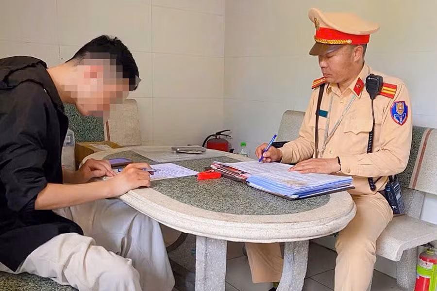 Phạt hơn 100 triệu tiền phạt xe máy đi ngược chiều ở Hà Nội -0