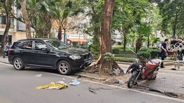 Hà Nội: ô tô tông xe máy, nữ sinh bị thương nặng