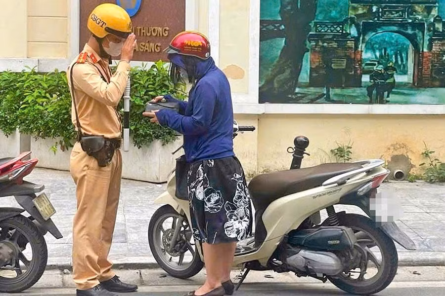 Phạt hơn 100 triệu tiền phạt xe máy đi ngược chiều ở Hà Nội -0