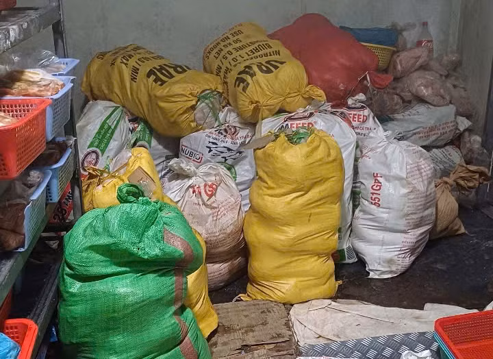 Tên Công ty C.P Việt Nam được in trên bao bì chứa hàng tấn lòng, thịt không rõ nguồn gốc tại Đà Nẵng -0