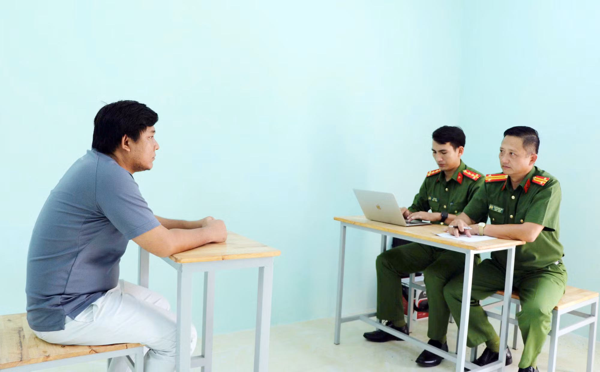 Liên tiếp bắt các vụ buôn lậu máy gặt đập liên hợp từ Campuchia -0