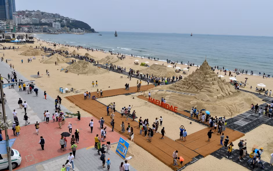 Những tượng cát độc đáo trên bãi biển Busan -0