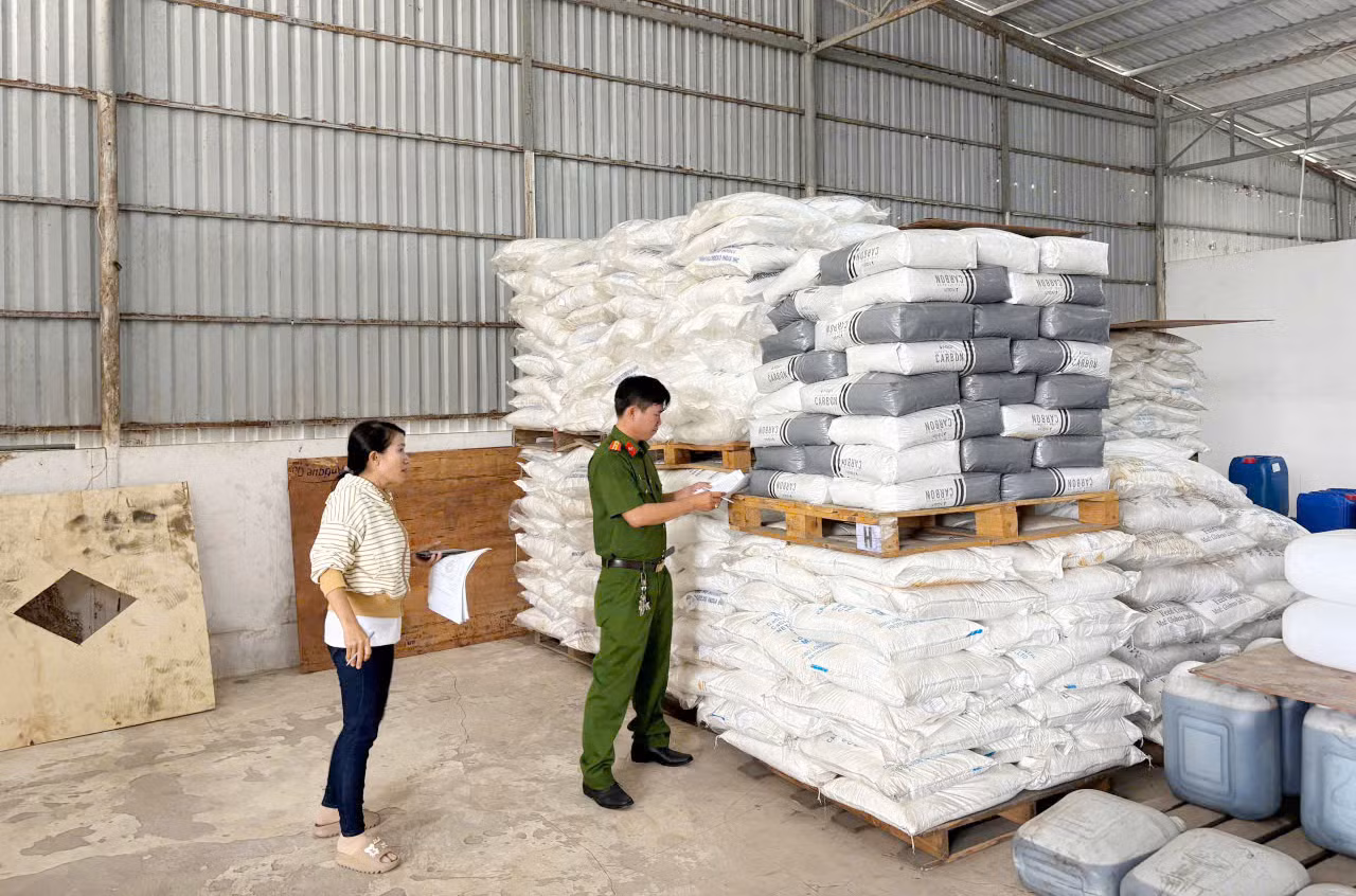 Tạm giữ hàng chục tấn hóa chất, mỹ phẩm không rõ nguồn gốc -0