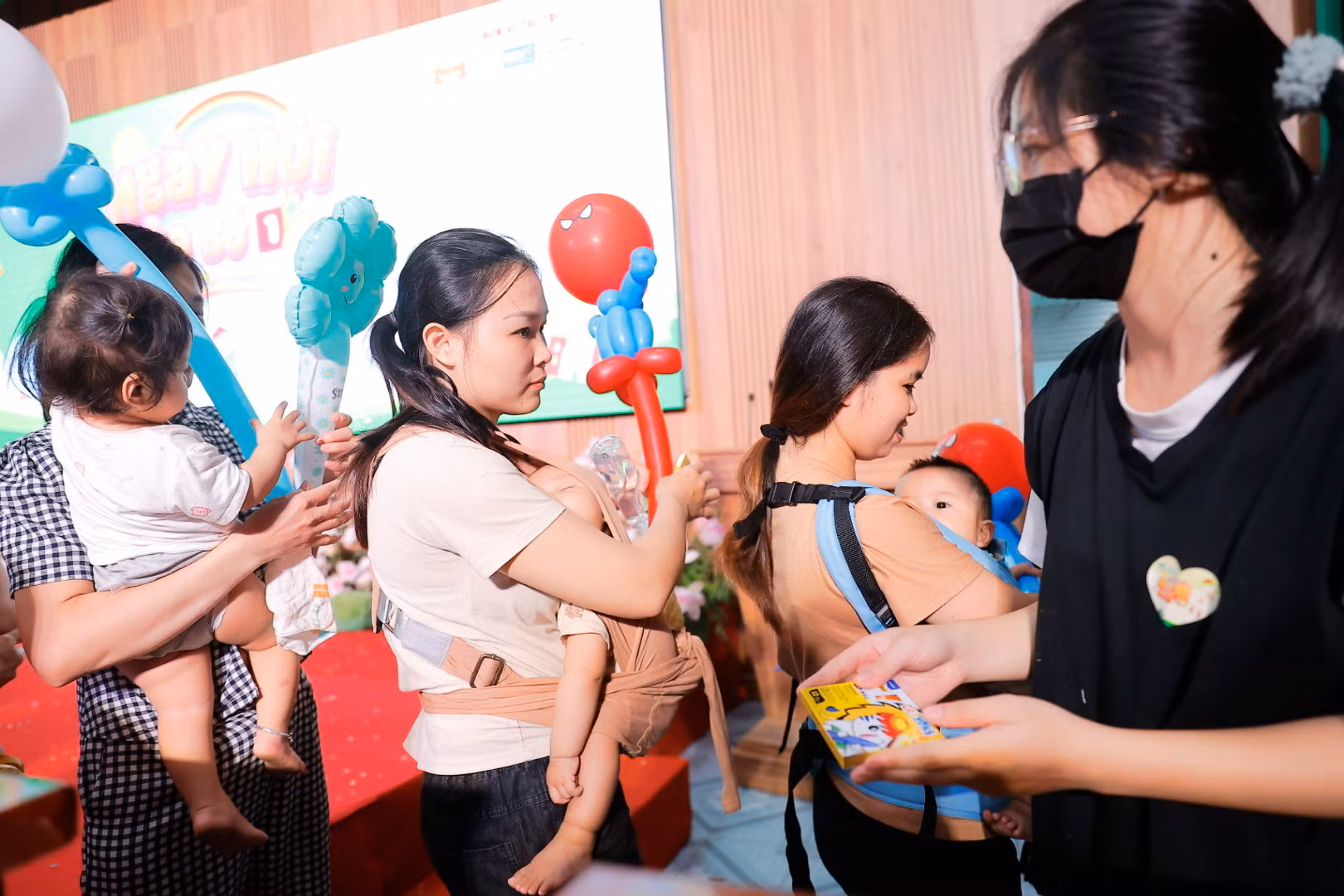 Những em bé đón Tết thiếu nhi ấm áp trong bệnh viện -0