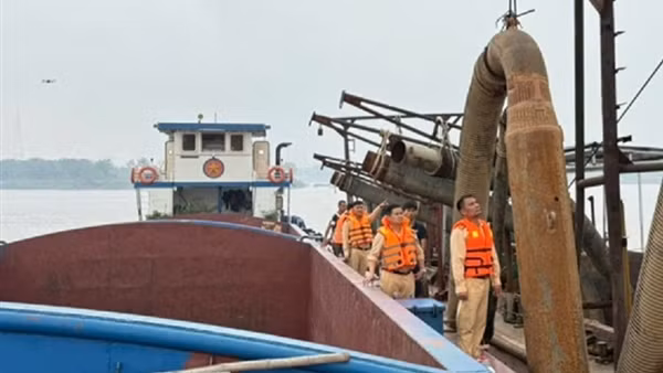 Bắt hai tàu cát tặc lợi dụng màn đêm khai thác trái phép trên sông Hồng