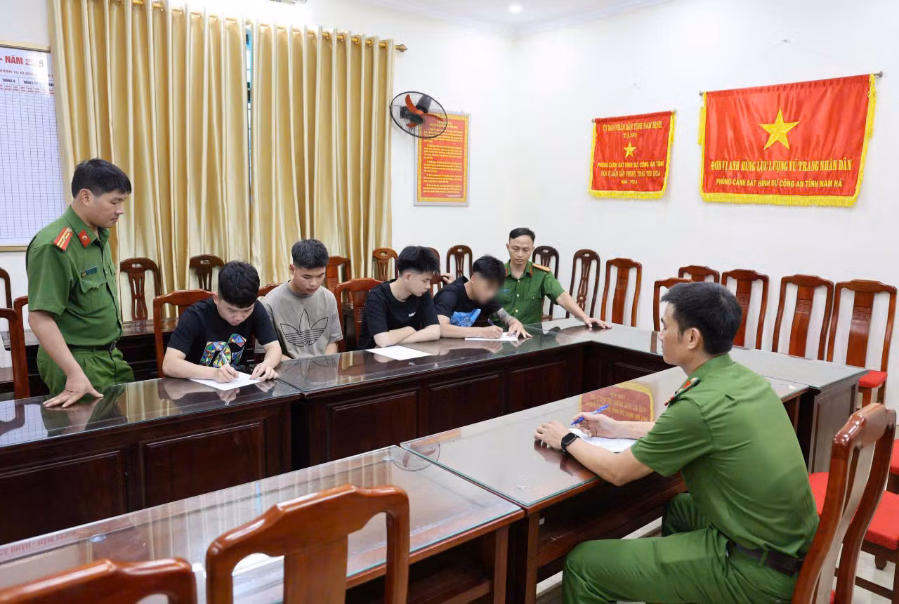 Khởi tố nhóm thanh, thiếu niên lạng lách, đánh võng rồi khoe 