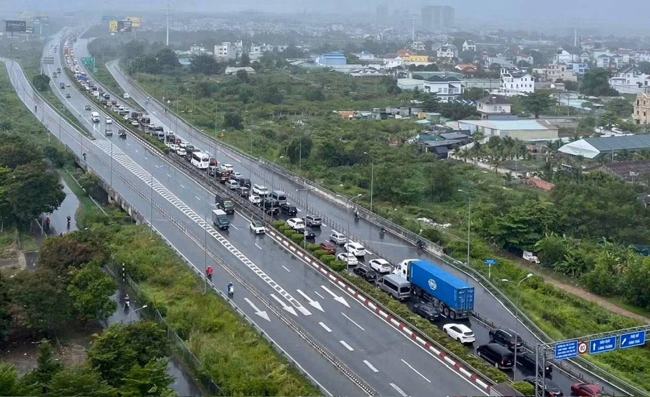 4 xe hư hỏng khi va chạm trên cao tốc TP Hồ Chí Minh-Long Thành-Dầu Giây -2