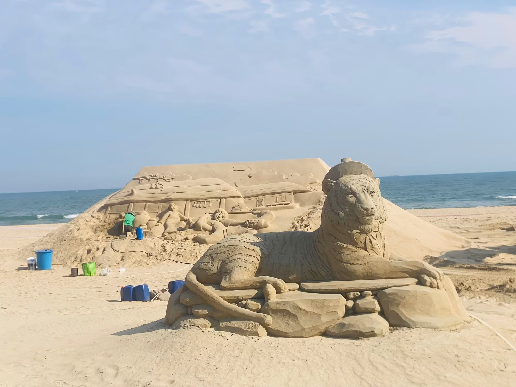 Những tượng cát độc đáo trên bãi biển Busan -0
