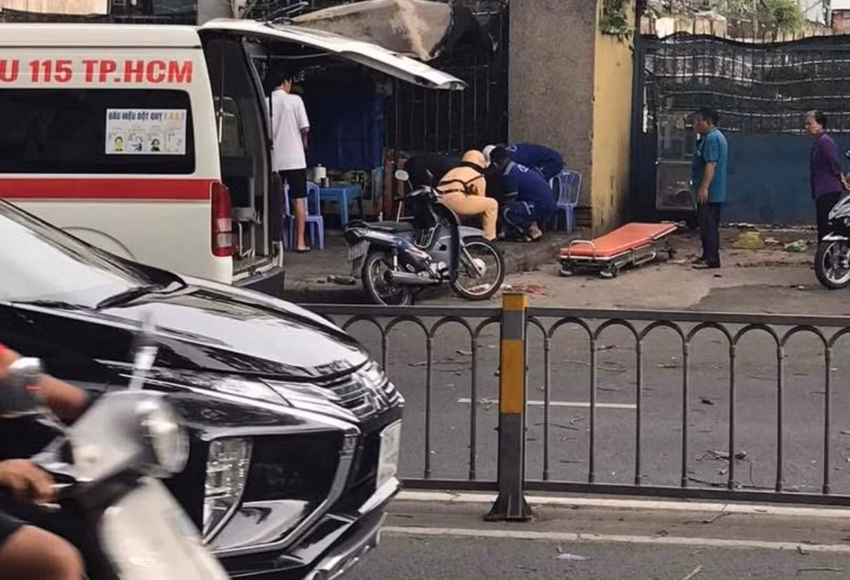 Cây cổ thụ bật gốc trong mưa đè trúng người đi xe máy -1