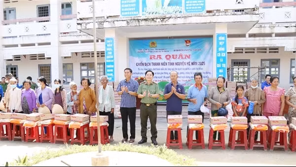 Tặng quà, khám bệnh cho người dân ven biển Vĩnh Châu ở Sóc Trăng