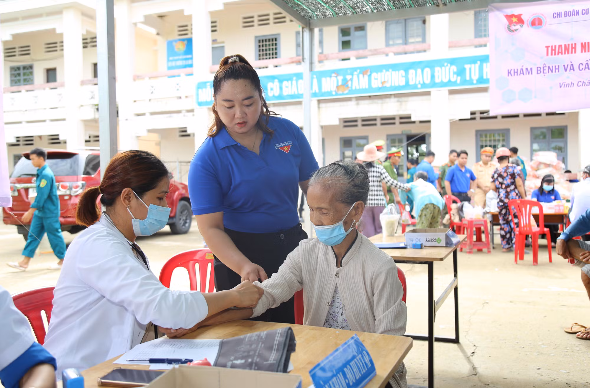 Công an Sóc Trăng phối hợp tặng quà, khám bệnh cho người dân thị xã Vĩnh Châu -3