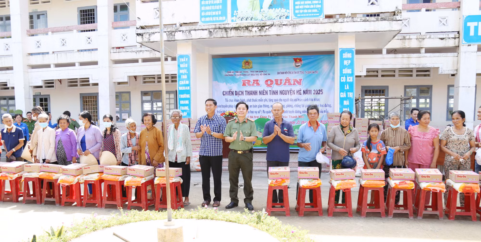 Công an Sóc Trăng phối hợp tặng quà, khám bệnh cho người dân thị xã Vĩnh Châu -1