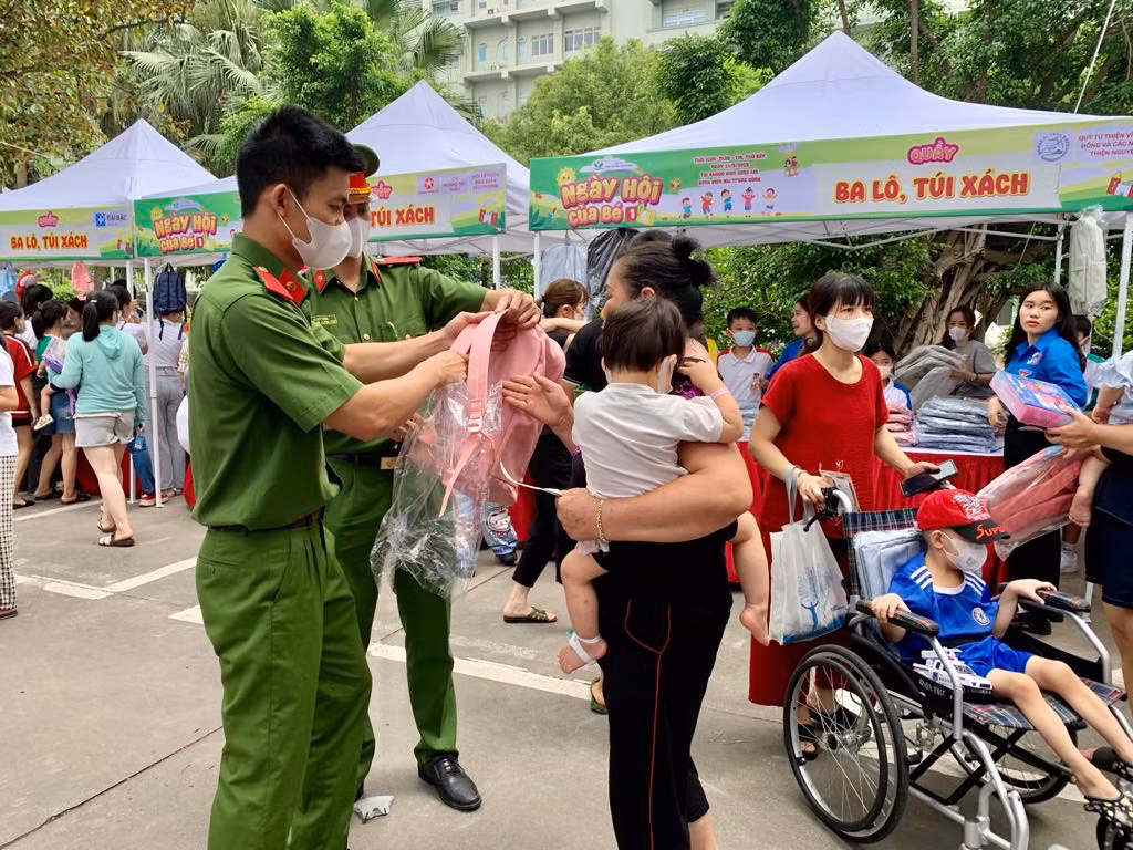 Những em bé đón Tết thiếu nhi ấm áp trong bệnh viện -0