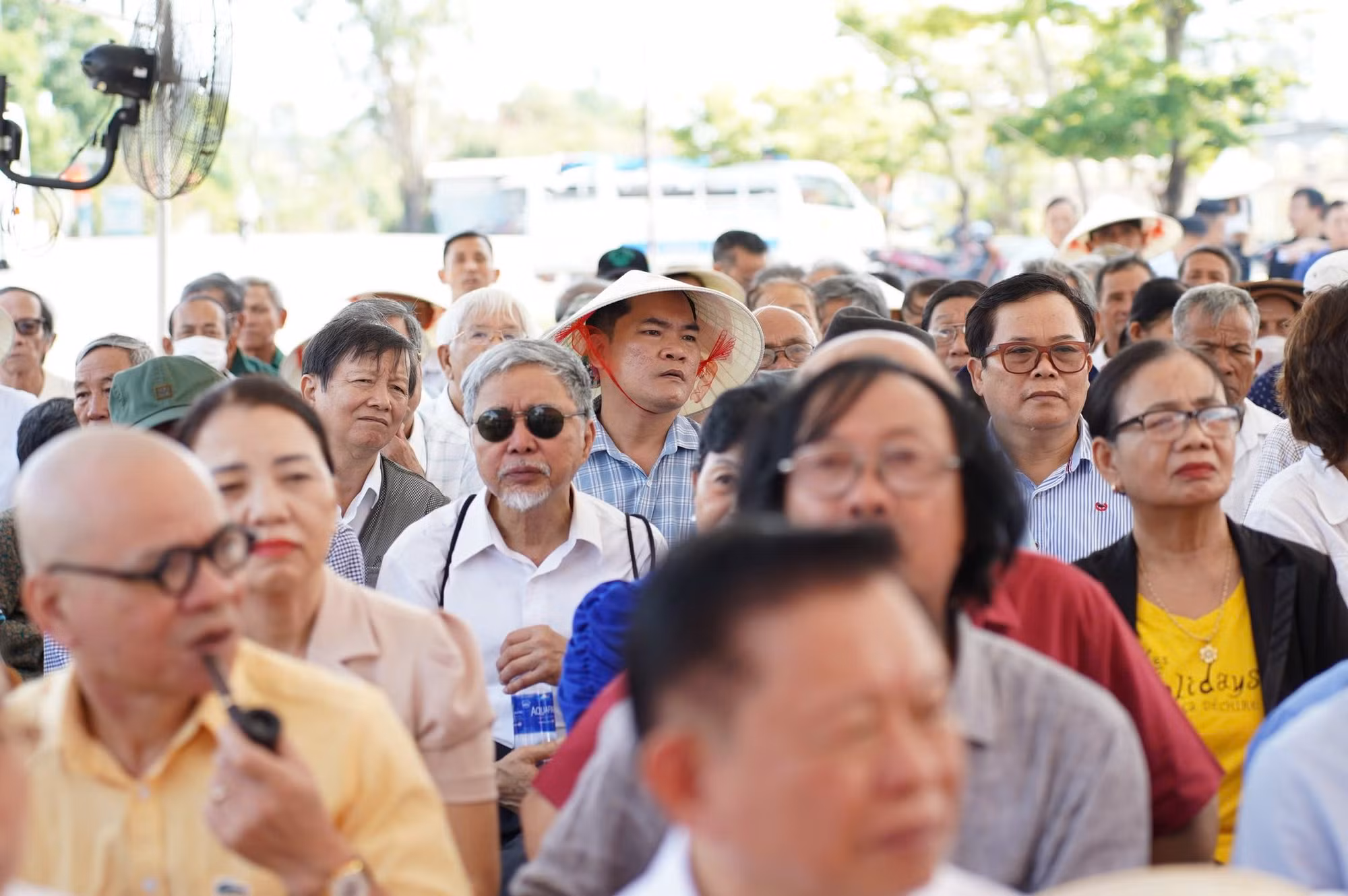 ðông d%3fo bà con nhân dân có m%3ft t%3fi nghia trang li%3ft si bình duong d%3f l%3f ra m%3ft sách.jpg -1