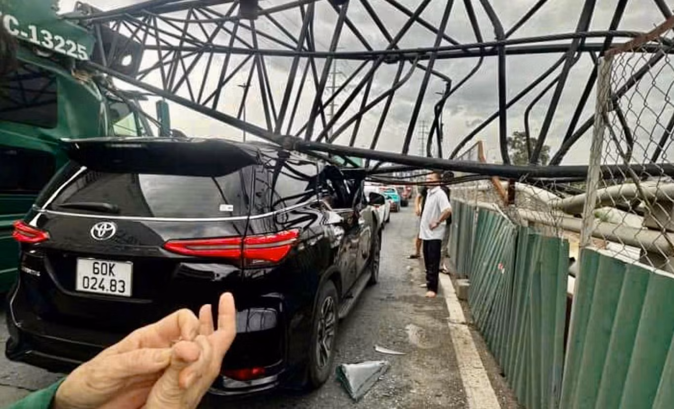 6 người thoát nạn khi cần cẩu sập để trúng 2 phương tiện, giao thông ùn ứ -0