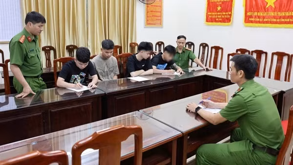 Tạm giữ nhóm thanh thiếu niên lạng lách xe máy rồi "khoe" trên mạng