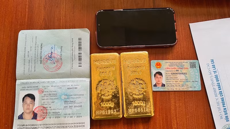 Giấu 2 kg vàng trong ống quần, vận chuyển qua biên giới -0
