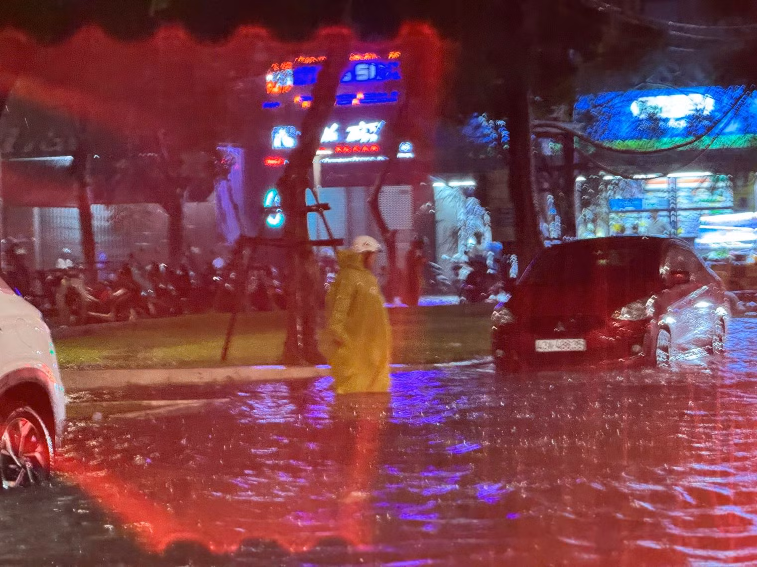 Đà Nẵng mưa lớn gây ngập sâu, kịp thời cứu người dân bị nước lũ cuốn xuống kênh -1