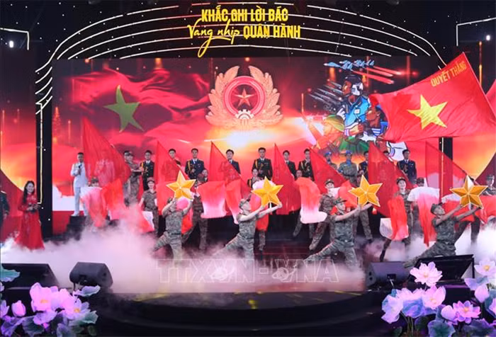 Tổng Bí thư Tô Lâm dự giao lưu nghệ thuật 'Khắc ghi lời Bác - vang nhịp quân hành' -0