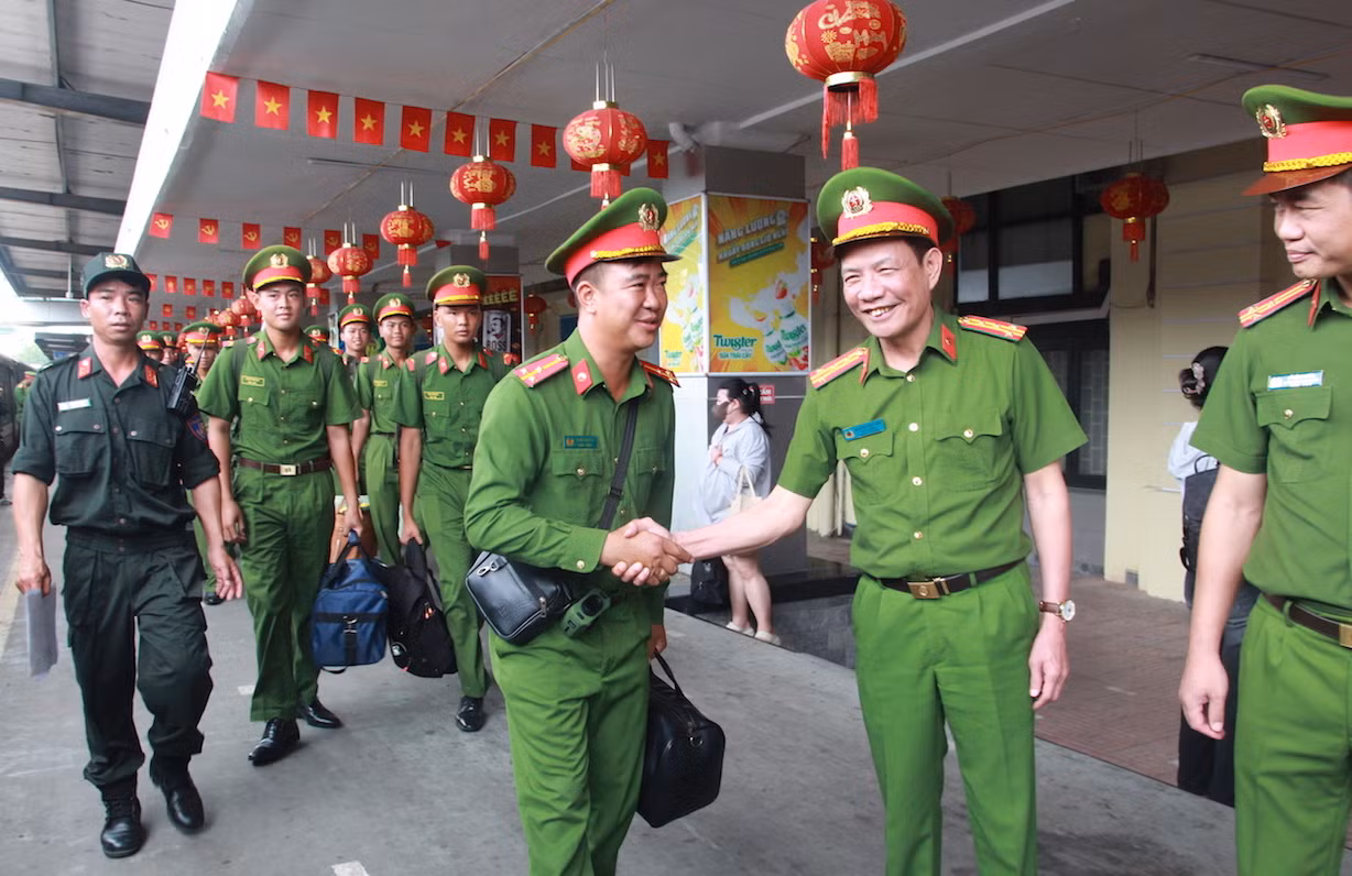 Thủ đô Hà Nội vui mừng đón các đoàn tàu chở CBCS miền Nam ra huấn luyện diễu binh -1