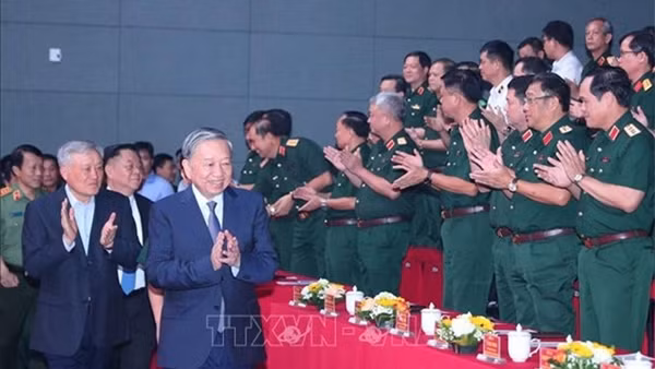 Tổng Bí thư Tô Lâm dự giao lưu nghệ thuật 'Khắc ghi lời Bác - vang nhịp quân hành'