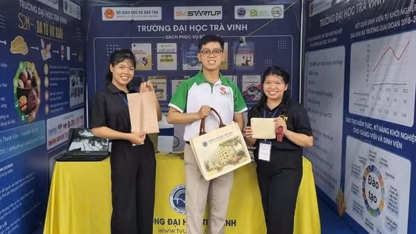 Sinh viên miền Tây biến phế phẩm nông nghiệp thành sản phẩm thời trang