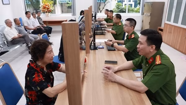 Người dân đến trụ sở Công an phường với tâm thế được phục vụ