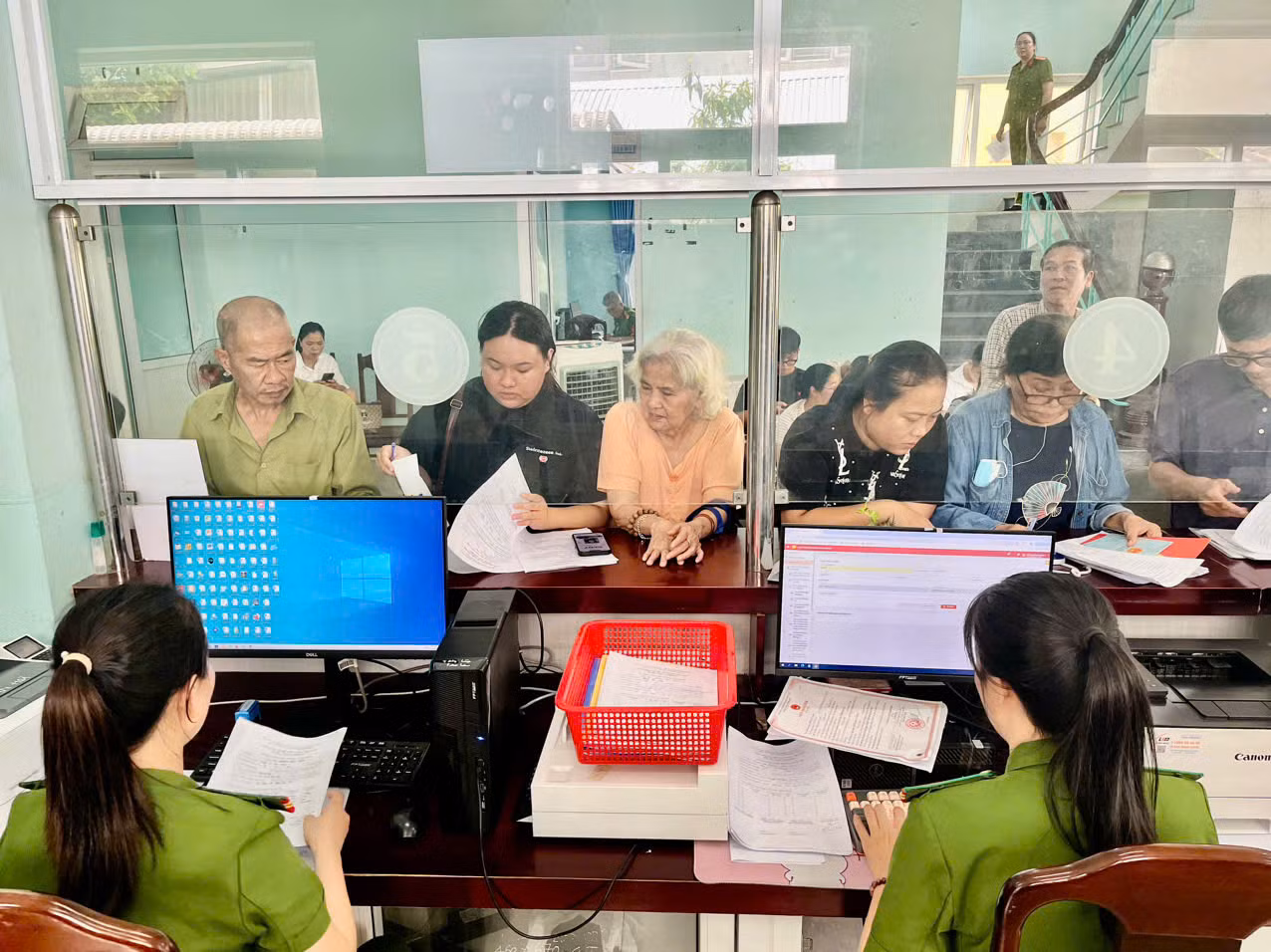Công an tại phường đông dân nhất TP Huế tất bật giải quyết thủ tục cho người dân -0