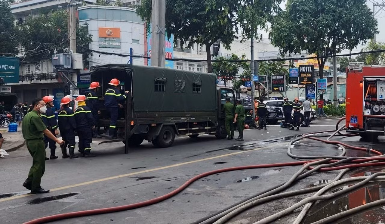 Gần 200 cán bộ chiến sĩ dập tắt đám cháy 2 công ty trong hẻm sâu -2