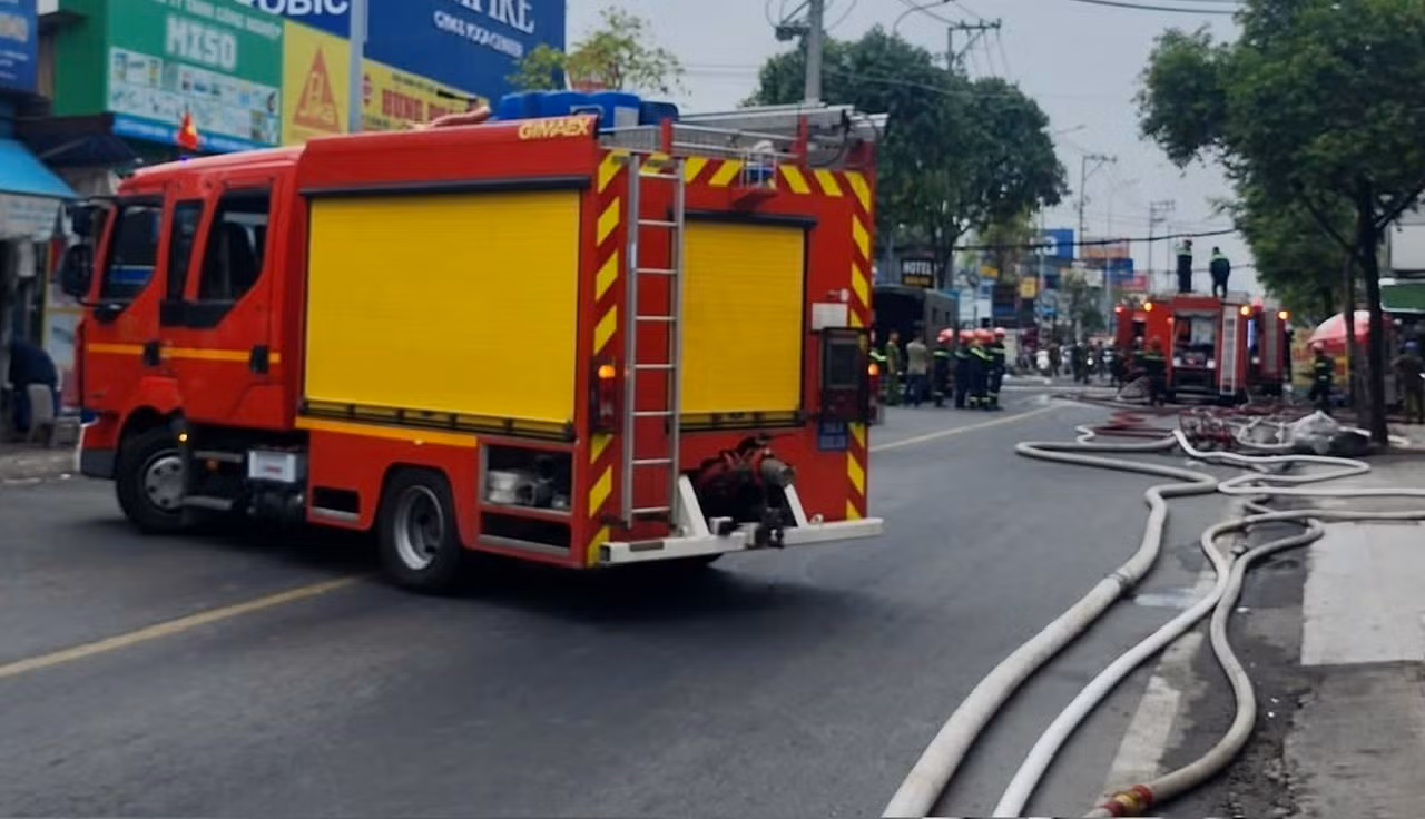 Gần 200 cán bộ chiến sĩ dập tắt đám cháy 2 công ty trong hẻm sâu -1