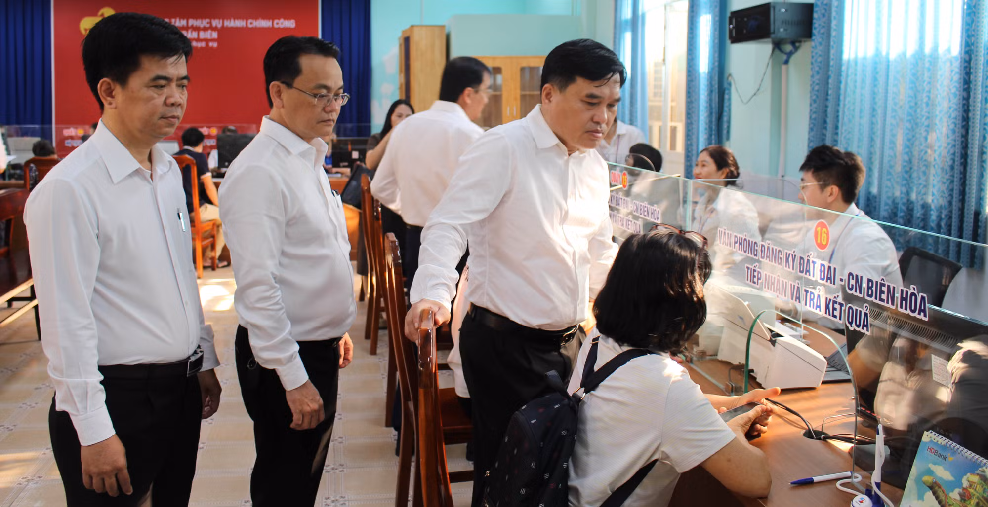 Khẩn trương, hiệu quả ngay trong ngày làm việc đầu tiên của chính quyền 2 cấp tại Đồng Nai -0
