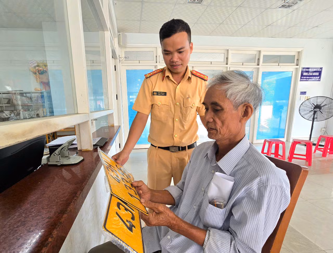 CSGT Công an Đà Nẵng đảm bảo thông suốt thủ tục hành chính phục vụ nhân dân -0