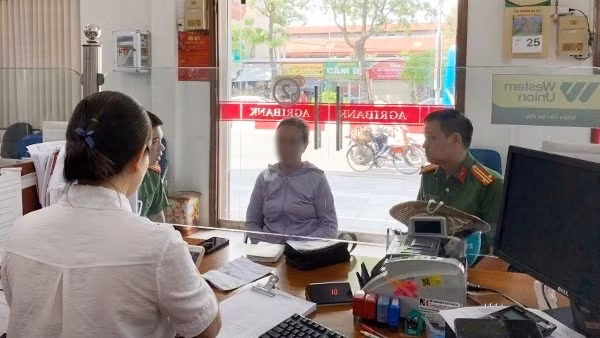 Giao dịch viên Agribank Chi nhánh Hà Tây kịp thời ngăn chặn vụ lừa đảo, bảo vệ tài sản cho cụ bà