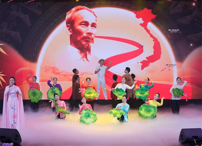 Tổng Bí thư Tô Lâm dự giao lưu nghệ thuật 'Khắc ghi lời Bác - vang nhịp quân hành' -0