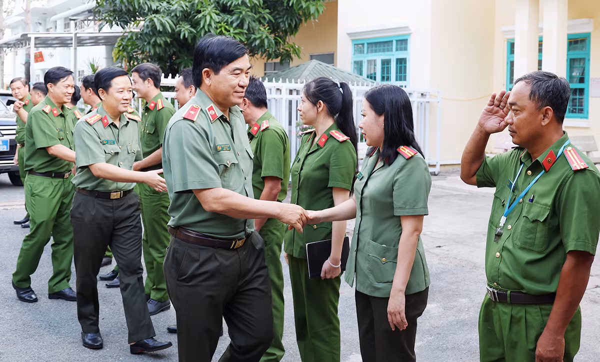 Giám đốc Công an tỉnh An Giang kiểm tra cơ sở vật chất, động viên CBCS Công an cấp xã -1