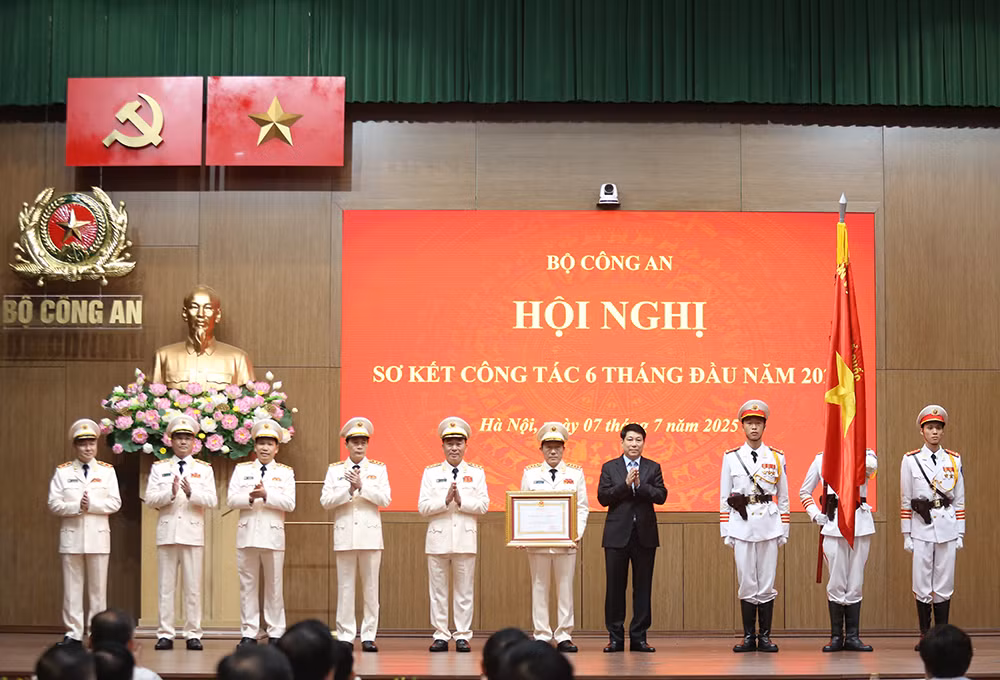 Trao Huân chương cao quý tặng Bộ Công an, lãnh đạo Bộ Công an và các tập thể, cá nhân xuất sắc -1