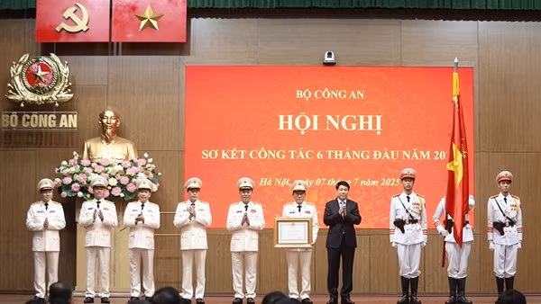Trao Huân chương cao quý tặng Bộ Công an và các tập thể, cá nhân xuất sắc