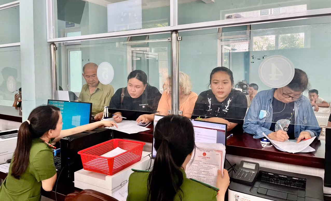 Công an tại phường đông dân nhất TP Huế tất bật giải quyết thủ tục cho người dân -0