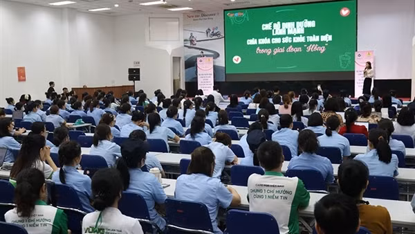 Hội thảo nâng cao nhận thức chăm sóc sức khỏe chủ động cho 200 công nhân nữ