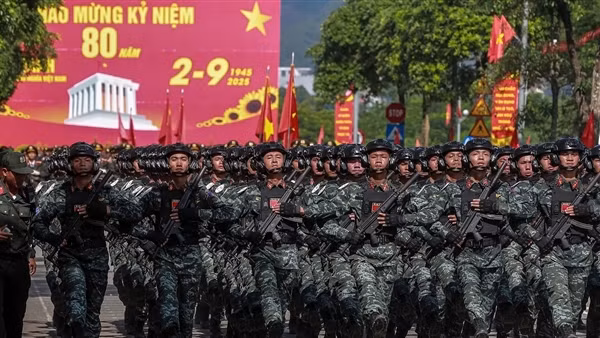 Cận cảnh thao trường hợp luyện diễu binh đi đều, đi nghiêm ở Hoà Lạc