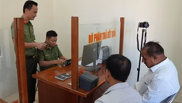 Công an Lào Cai triển khai cao điểm 50 ngày đêm cấp định danh điện tử cho người nước ngoài