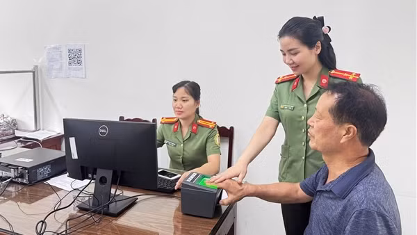 Công an tỉnh Phú Thọ cấp định danh điện tử mức độ 2 cho người nước ngoài